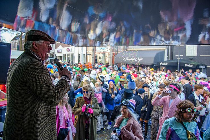 In beeld: Ook op carnavalszondag grote drukte in binnenstad van Sassendonk - Foto: Obbe Bakker