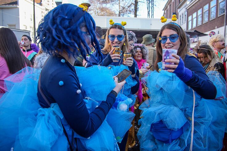 In beeld: Ook op carnavalszondag grote drukte in binnenstad van Sassendonk - Foto: Obbe Bakker