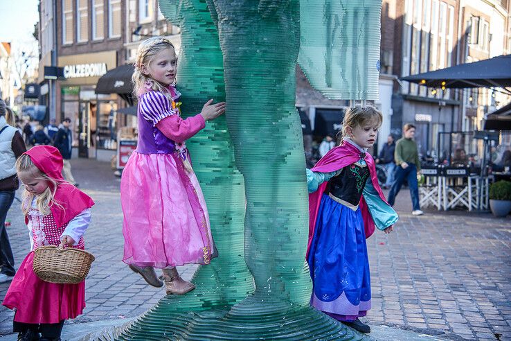 In beeld: Ook op carnavalszondag grote drukte in binnenstad van Sassendonk - Foto: Obbe Bakker