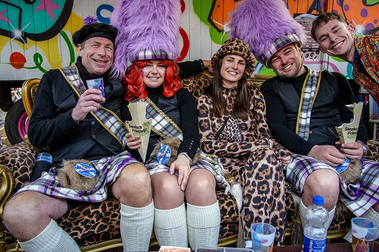 In beeld: Ook op carnavalszondag grote drukte in binnenstad van Sassendonk - Foto: Obbe Bakker