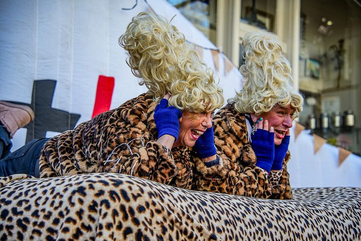 In beeld: Ook op carnavalszondag grote drukte in binnenstad van Sassendonk - Foto: Obbe Bakker