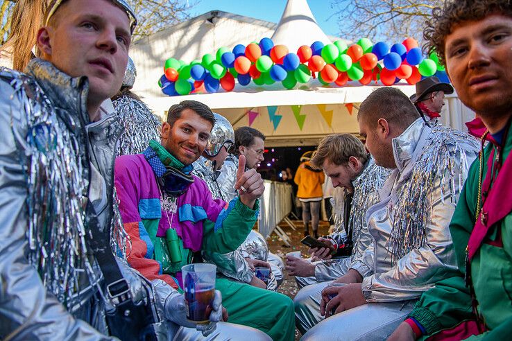 In beeld: Ook op carnavalszondag grote drukte in binnenstad van Sassendonk - Foto: Obbe Bakker