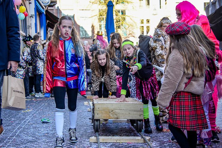 In beeld: Ook op carnavalszondag grote drukte in binnenstad van Sassendonk - Foto: Obbe Bakker