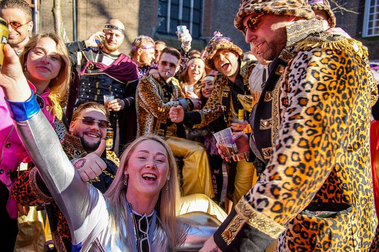 In beeld: Ook op carnavalszondag grote drukte in binnenstad van Sassendonk - Foto: Obbe Bakker