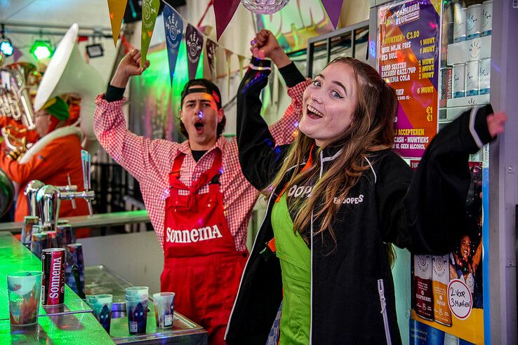 In beeld: Ook op carnavalszondag grote drukte in binnenstad van Sassendonk - Foto: Obbe Bakker