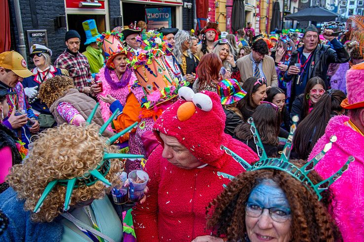 In beeld: Ook op carnavalszondag grote drukte in binnenstad van Sassendonk - Foto: Obbe Bakker