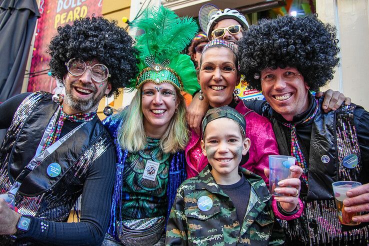 In beeld: Ook op carnavalszondag grote drukte in binnenstad van Sassendonk - Foto: Obbe Bakker