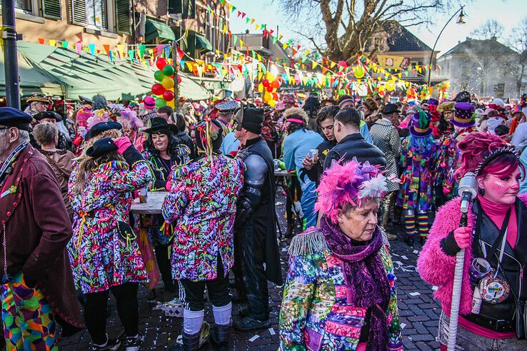 In beeld: Ook op carnavalszondag grote drukte in binnenstad van Sassendonk - Foto: Obbe Bakker