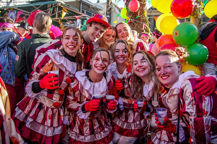 In beeld: Ook op carnavalszondag grote drukte in binnenstad van Sassendonk - Foto: Obbe Bakker