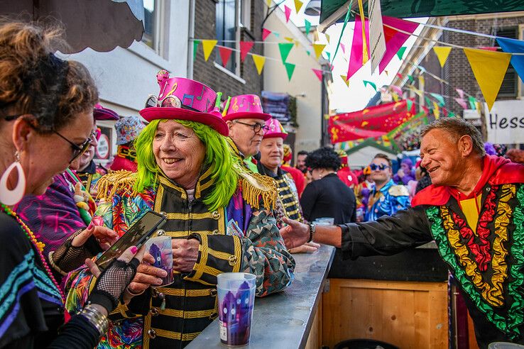 In beeld: Ook op carnavalszondag grote drukte in binnenstad van Sassendonk - Foto: Obbe Bakker