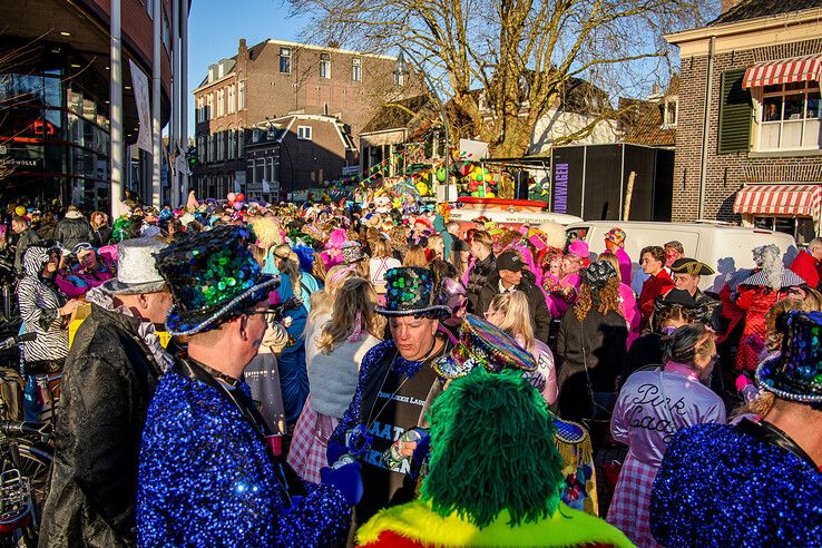 In beeld: Ook op carnavalszondag grote drukte in binnenstad van Sassendonk - Foto: Obbe Bakker