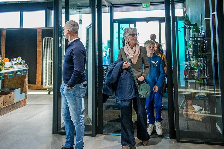 In beeld: Stichting Kringloop Zwolle opent kringloopwarenhuis aan Ceintuurbaan - Foto: Obbe Bakker