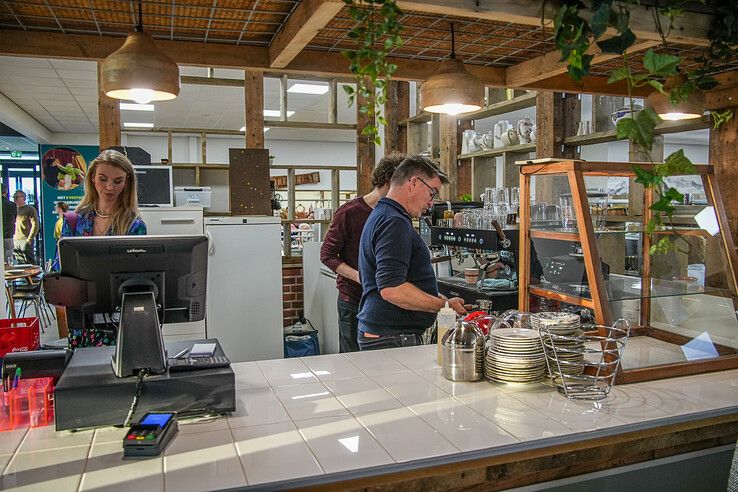 In beeld: Stichting Kringloop Zwolle opent kringloopwarenhuis aan Ceintuurbaan - Foto: Obbe Bakker