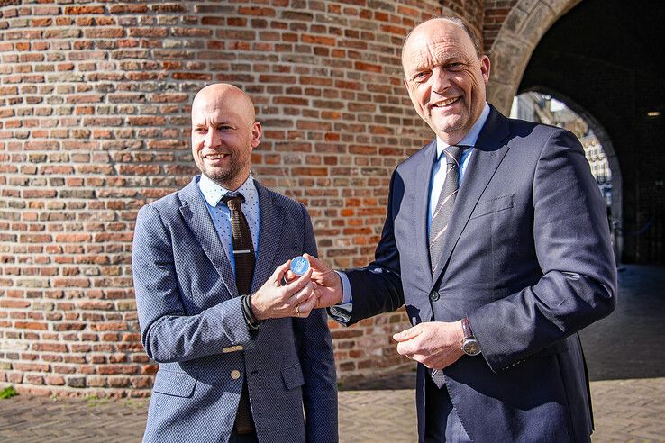 Burgemeester Snijders ontvangt eerste Zilveren Dukaat voor Sassenpoort