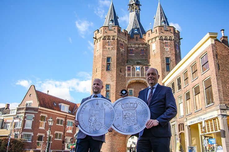 Burgemeester Snijders en de muntmeester bij de Sassenpoort.