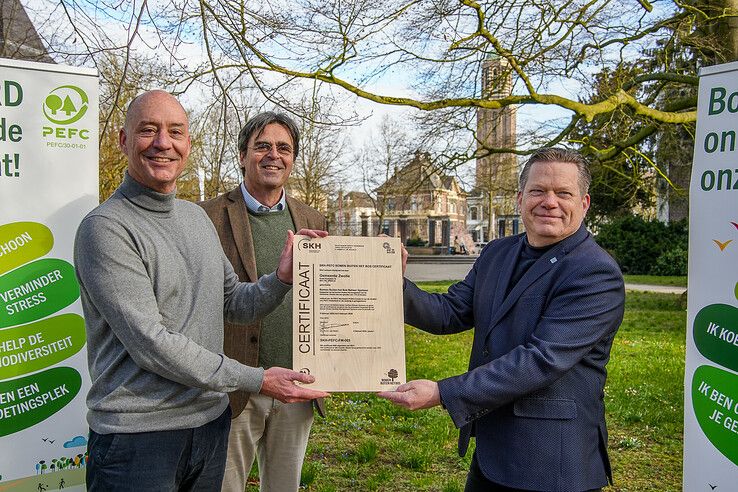 Wethouder Arjan Spaans neemt het bomenkeurmerk in ontvangst.