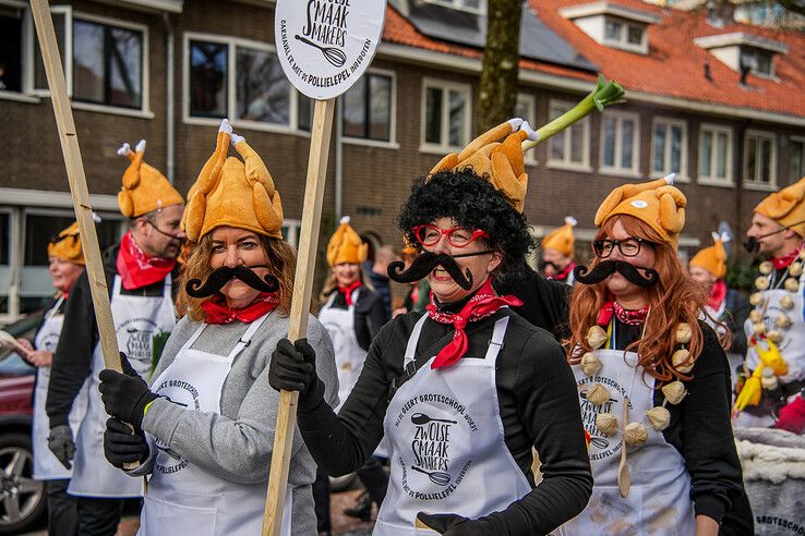 In beeld: Sassendonkse carnavalsoptocht met ‘Donald Trump zien Zwolle’ en meer - Foto: Obbe Bakker