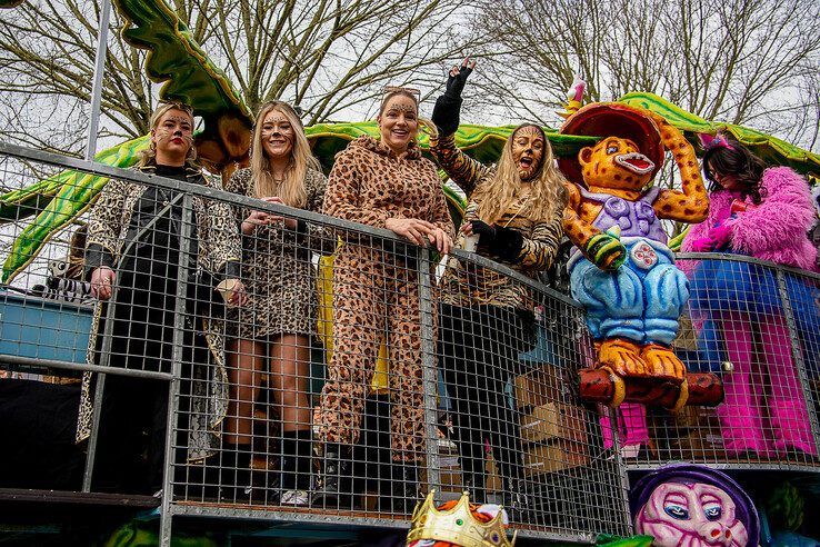 In beeld: Sassendonkse carnavalsoptocht met ‘Donald Trump zien Zwolle’ en meer - Foto: Obbe Bakker