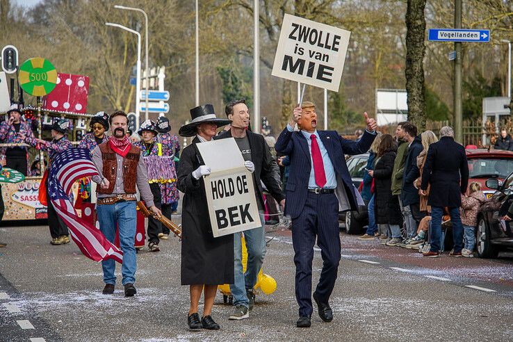 In beeld: Sassendonkse carnavalsoptocht met ‘Donald Trump zien Zwolle’ en meer - Foto: Obbe Bakker