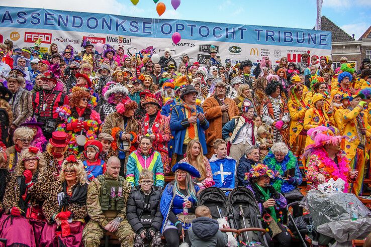 In beeld: Sassendonkse carnavalsoptocht met ‘Donald Trump zien Zwolle’ en meer - Foto: Obbe Bakker