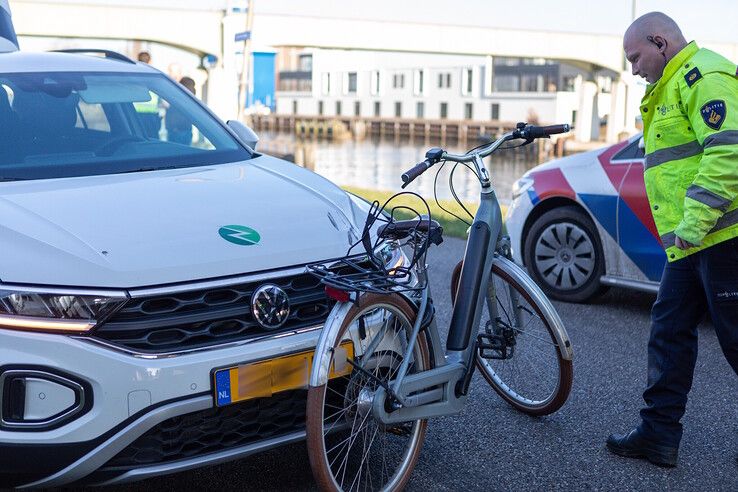 De politie doet onderzoek na het ongeval op de Punterweg. - Foto: Ruben Meinten