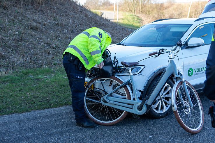 Fietsster gewond door aanrijding bij Voorsterbrug - Foto: Ruben Meinten