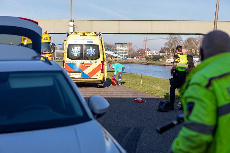 Fietsster gewond door aanrijding bij Voorsterbrug - Foto: Ruben Meinten