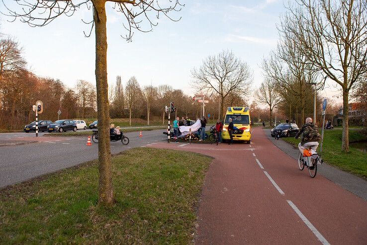 Scooterrijder geschept door automobilist op Middelweg, mogelijk defect verkeerslicht - Foto: Ruben Meinten