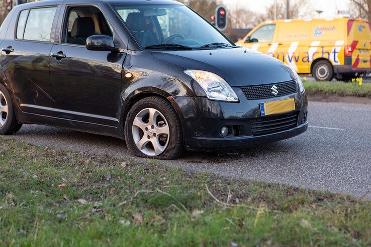 Scooterrijder geschept door automobilist op Middelweg, mogelijk defect verkeerslicht - Foto: Ruben Meinten