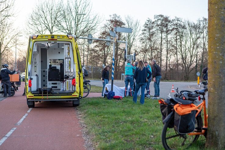 Scooterrijder geschept door automobilist op Middelweg, mogelijk defect verkeerslicht - Foto: Ruben Meinten