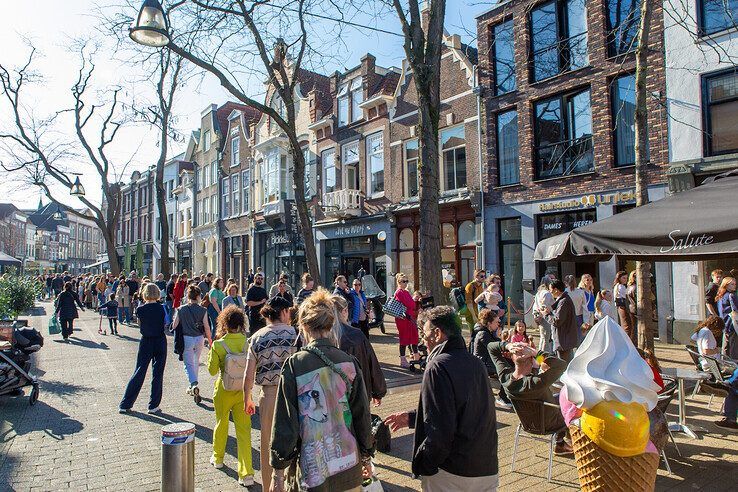 In beeld: Lange rij voor ijssalon in Zwolse binnenstad