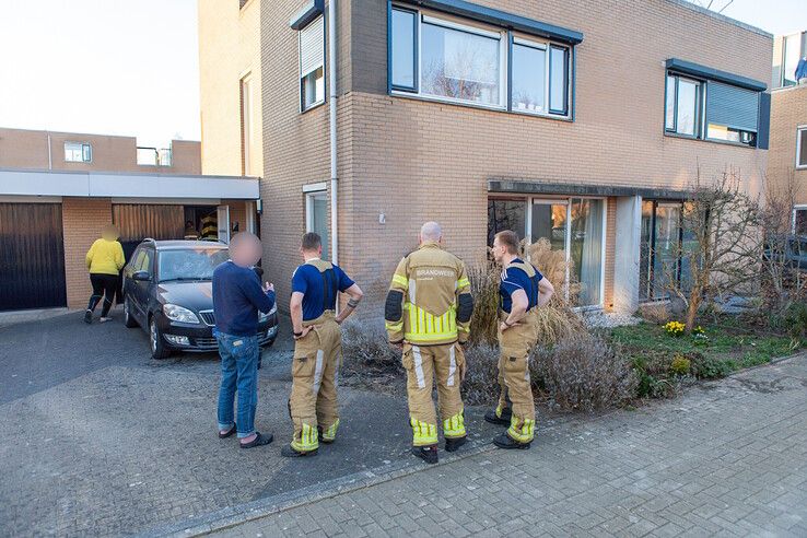 Brandweerlieden bij de woning aan de Steenhouwerstraat. - Foto: Ruben Meinten