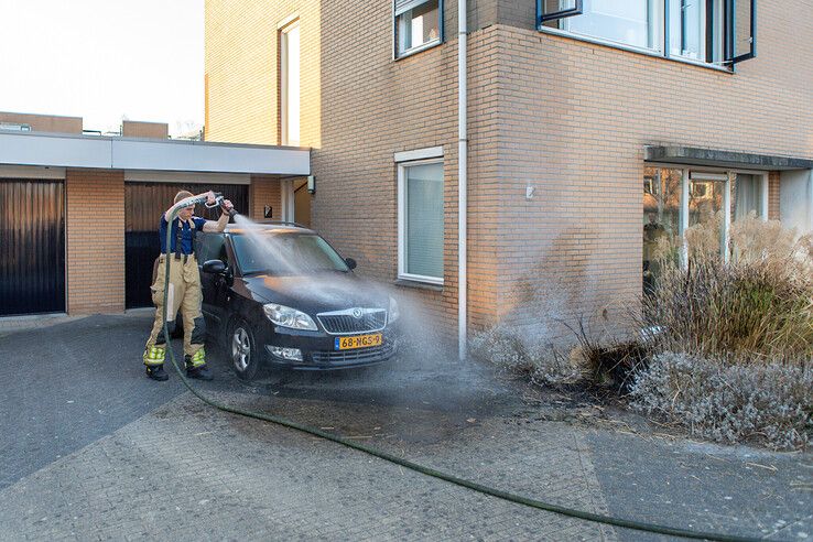 Buren grijpen in als vlammen metershoog oplaaien bij woning in Stadshagen - Foto: Ruben Meinten