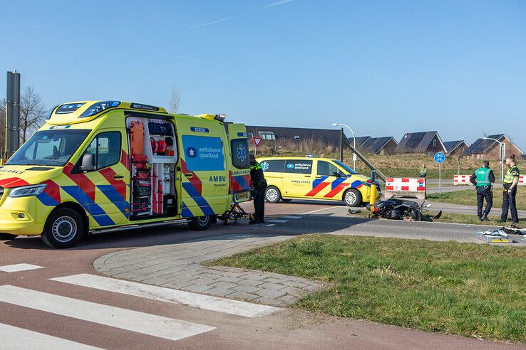 Scooterrijder geschept door automobilist in Stadshagen, traumaheli afgezegd - Foto: Ruben Meinten