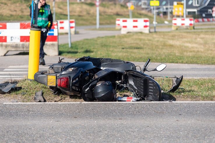 Scooterrijder geschept door automobilist in Stadshagen, traumaheli afgezegd - Foto: Ruben Meinten