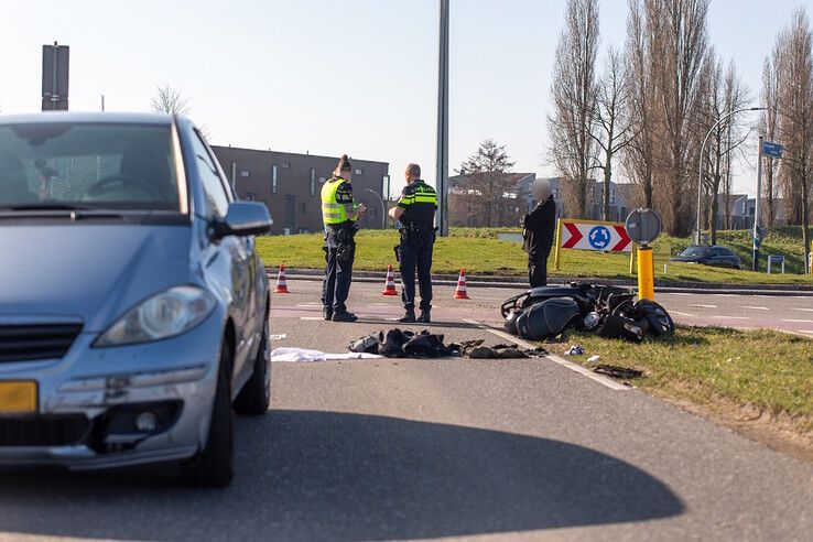 Scooterrijder geschept door automobilist in Stadshagen, traumaheli afgezegd - Foto: Ruben Meinten