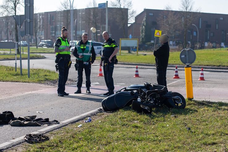 Scooterrijder geschept door automobilist in Stadshagen, traumaheli afgezegd - Foto: Ruben Meinten