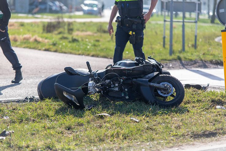 De scooterrijder raakte gewond op de rotonde in Stadshagen. - Foto: Ruben Meinten