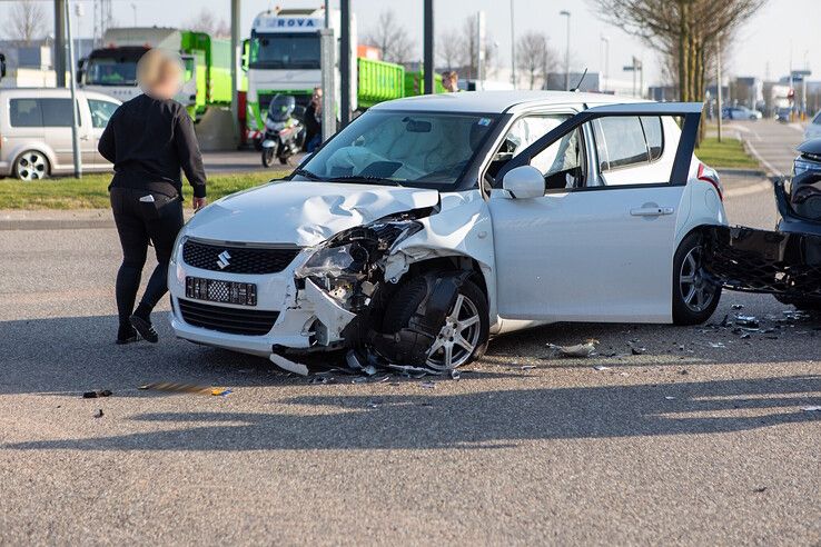 Door de botsing op de kruising in Hessenpoort ontstond flinke blikschade. - Foto: Ruben Meinten