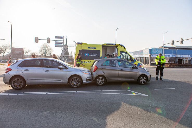 Drie auto's botsten op elkaar op de Ceintuurbaan. - Foto: Ruben Meinten