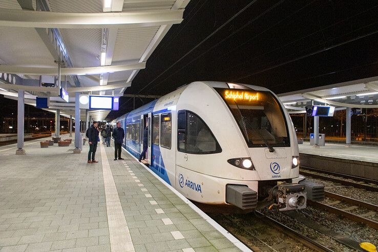 Spotgoedkope extra nachttrein tussen Zwolle en Schiphol maakt feestelijke eerste rit