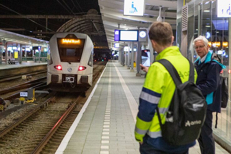 Spotgoedkope extra nachttrein tussen Zwolle en Schiphol maakt feestelijke eerste rit