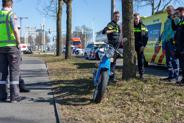 Een bromfietser knalde door onbekende oorzaak tegen een boom.