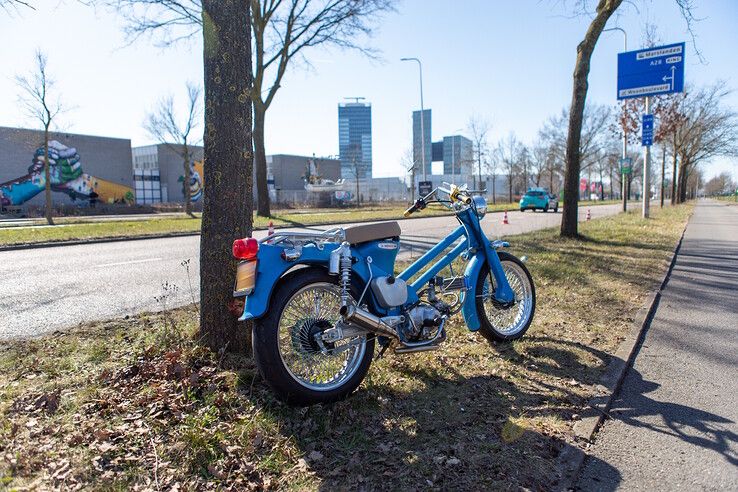 Bromfietser knalt tegen boom op Blaloweg