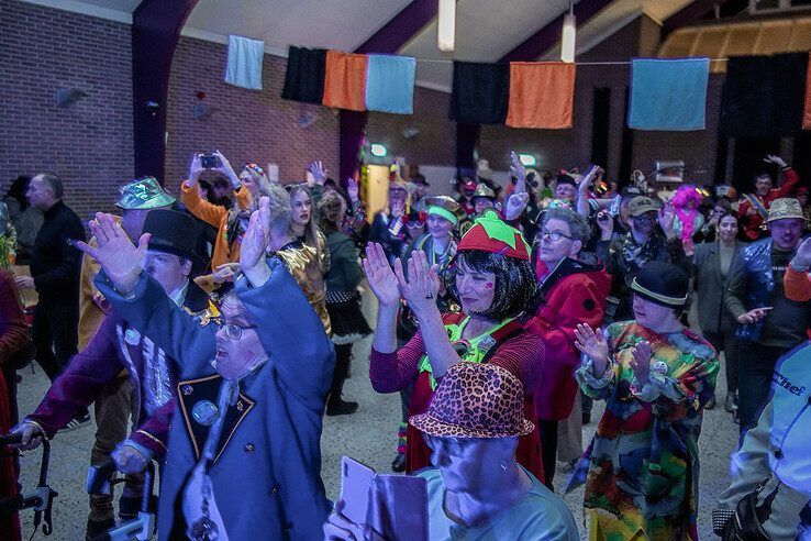 In beeld: Harm Wolters bouwt carnavalsfeestje  voor mensen met beperking - Foto: Obbe Bakker