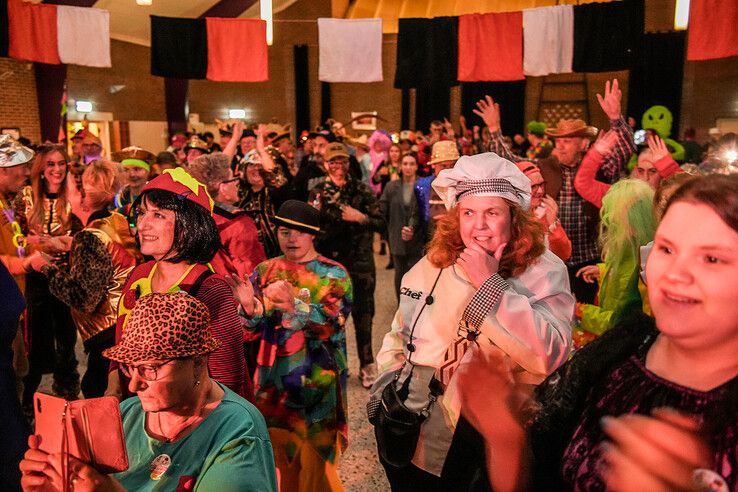 In beeld: Harm Wolters bouwt carnavalsfeestje  voor mensen met beperking - Foto: Obbe Bakker