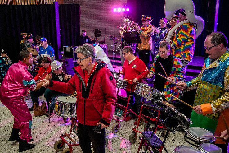 In beeld: Harm Wolters bouwt carnavalsfeestje  voor mensen met beperking - Foto: Obbe Bakker