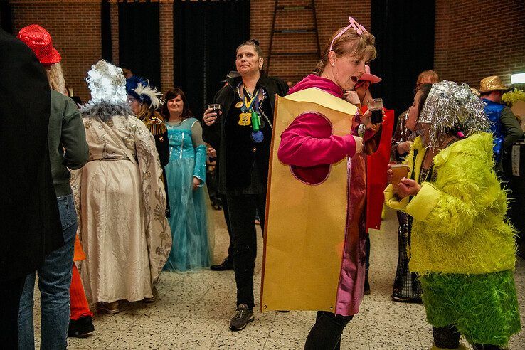 In beeld: Harm Wolters bouwt carnavalsfeestje  voor mensen met beperking - Foto: Obbe Bakker