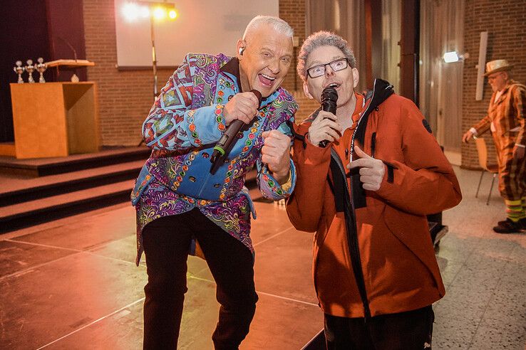 In beeld: Harm Wolters bouwt carnavalsfeestje  voor mensen met beperking - Foto: Obbe Bakker