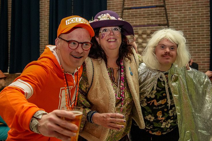 In beeld: Harm Wolters bouwt carnavalsfeestje  voor mensen met beperking - Foto: Obbe Bakker